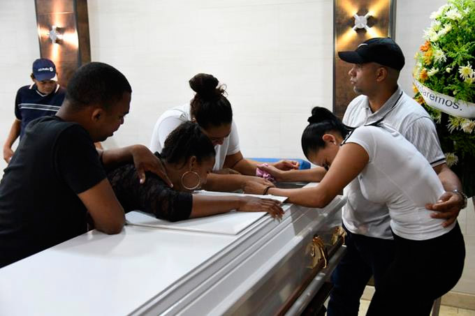 Fallece por una bacteria adolescente que intentó imitar video de Bad Bunny y El Alfa