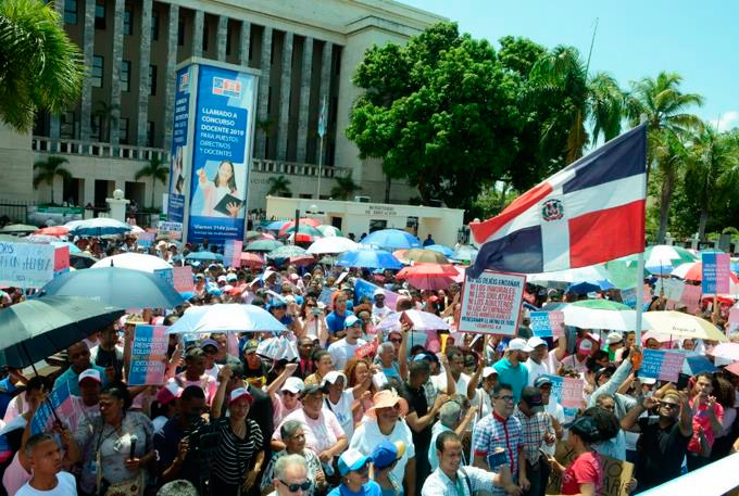 Miles protestan contra ordenanza de igualdad de género frente al ministerio de Educación