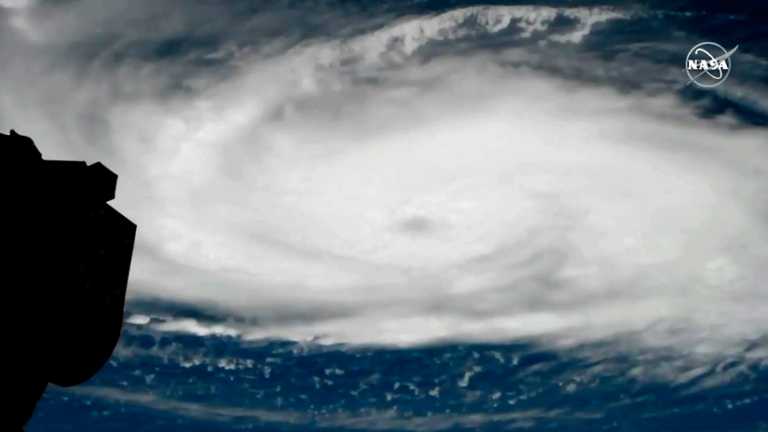 Dorian se convierte en un "extremadamente peligroso" huracán de categoría 3 mientras se dirige a Florida 1 Dorian se convierte en un «extremadamente peligroso» huracán de categoría 3 mientras se dirige a Florida