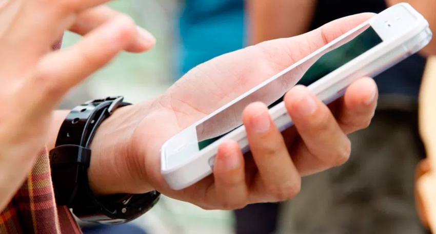 Hackers incursionaron en iPhones de Apple y apps como WhatsApp y Gmail 1 Movil mano FE