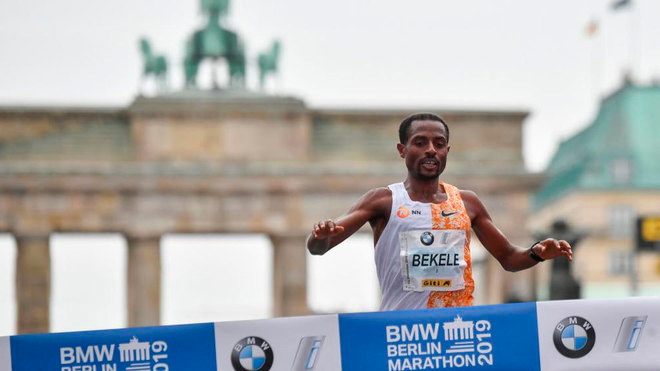 Bekele se queda a dos segundos del récord del mundo en el Maratón de Berlín (+vídeo) 1 Bekele campeon Berlin 2019 FE