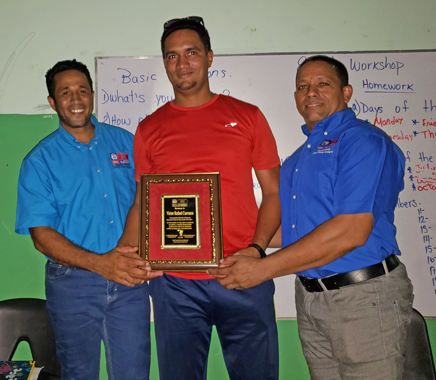 Eligen a Víctor Carrasco como Maestro del año 1 Yanuel Poly Junior reconocimiento 2019