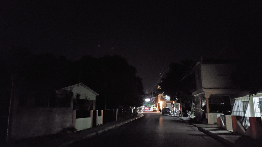 Apagones tienen al grito santiagorrodriguense 1 Barrio Las Espinas oscura