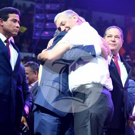Danilo sella con un abrazo su apoyo a Gonzalo en el cierre de campaña