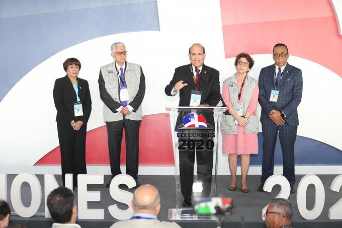 Castaños Guzmán: “Mientras haya personas en las filas las votaciones continúan”