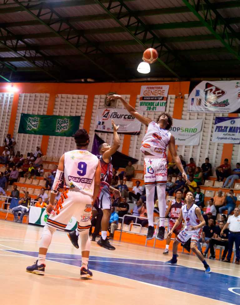 La Joya al frente del torneo de baloncesto de Santiago Rodríguez