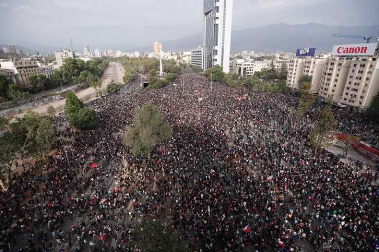 CHILE: Manifestantes rodean la sede del Congreso en rechazo a Piñera