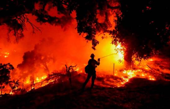 CALIFORNIA: Un incendio sin control obliga a evacuar a miles de personas 5 CALIFORNIA: Un incendio sin control obliga a evacuar a miles de personas