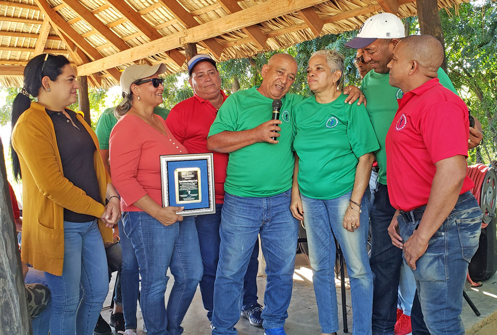 Reconocen al profesor Zenón Rodríguez 1 Profesor Zenon Rodriguez reconocimiento