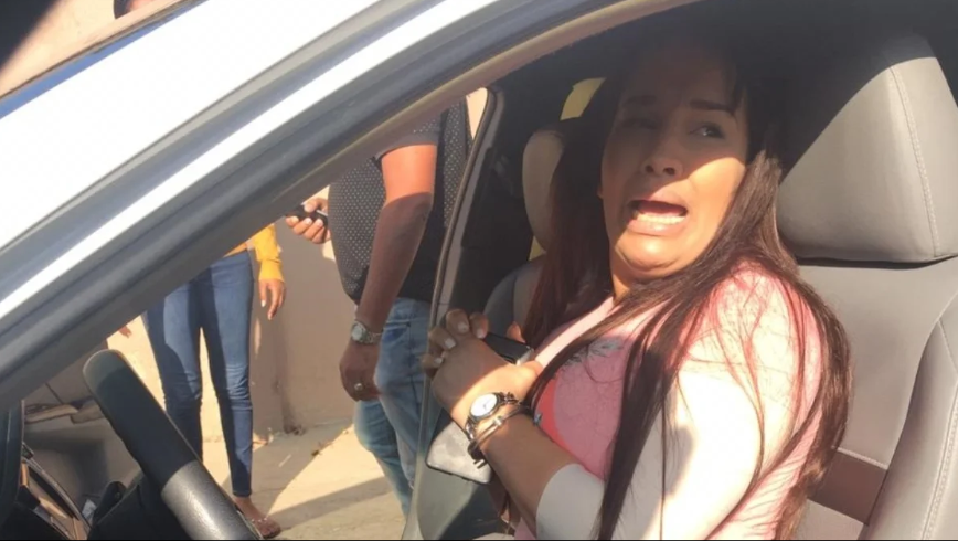 Carolina Abreu Ortega fue esposada dentro de su vehículo en Gurabo Santiago.