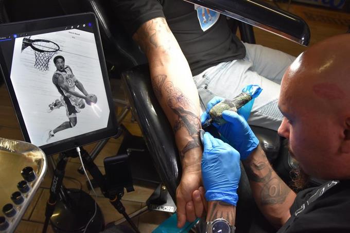 Seguidores de Bryant se tatúan a su ídolo, la leyenda más allá del deporte