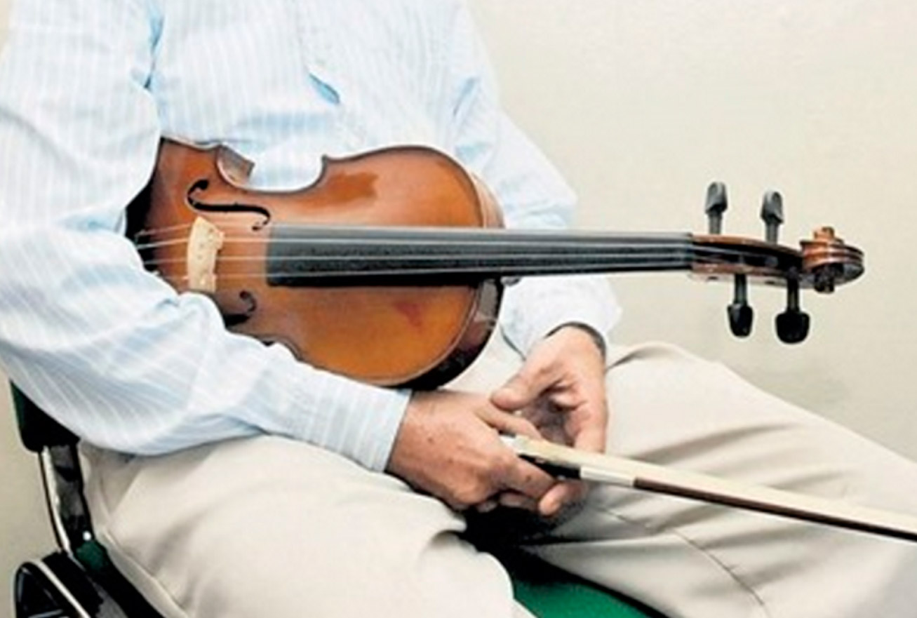 Para salvar sus manos, una violinista toca durante su operación de cerebro 1 violin