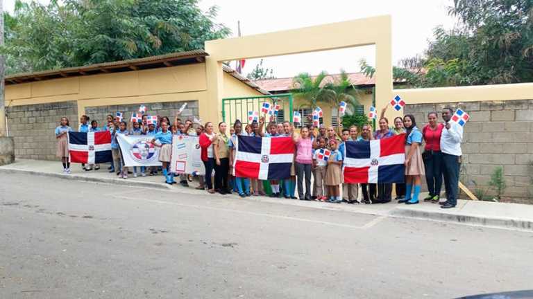 Estudiante de la escuela Caimito, reclaman edificios, tecnología y transporte