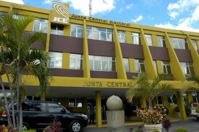 Pleno de la JCE autoriza a oficiales civiles a expedir actas de nacimiento y defunciones sin ratificación