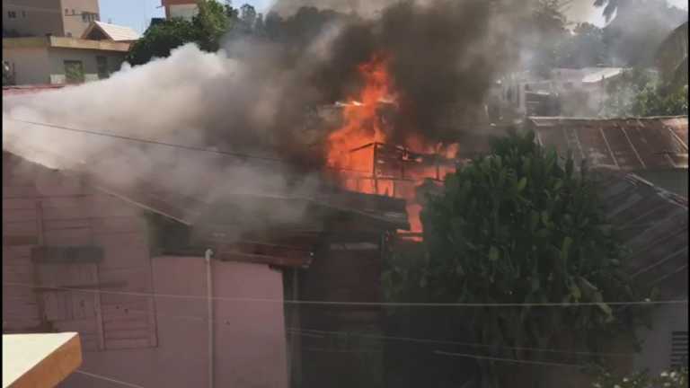 Fuego reduce a ceniza vivienda en Sabaneta (+vídeo)