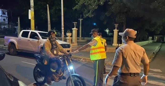 Extienden 15 días el toque de queda; violadores recogerían basura en calles