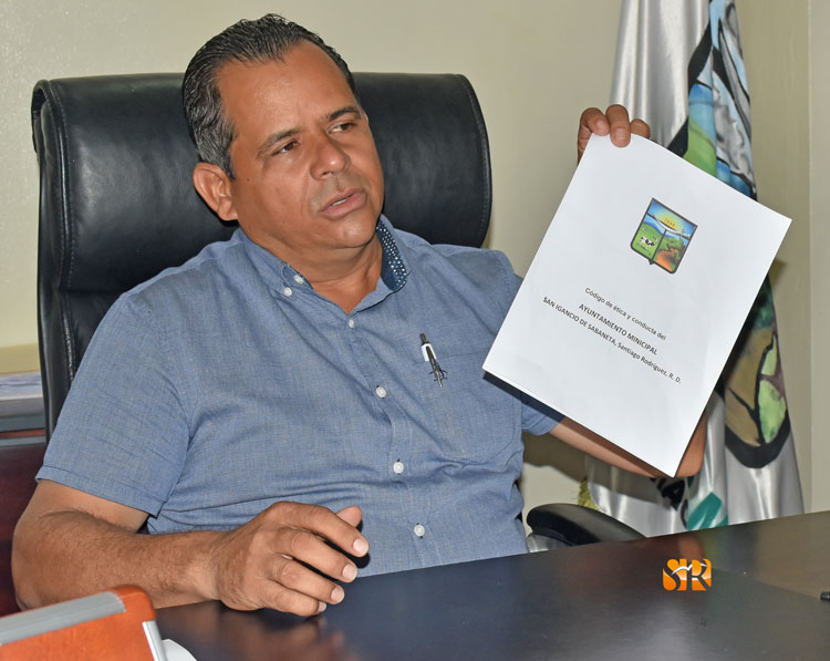 Alcalde Félix Marte firma código de ética y conducta (+vídeo)