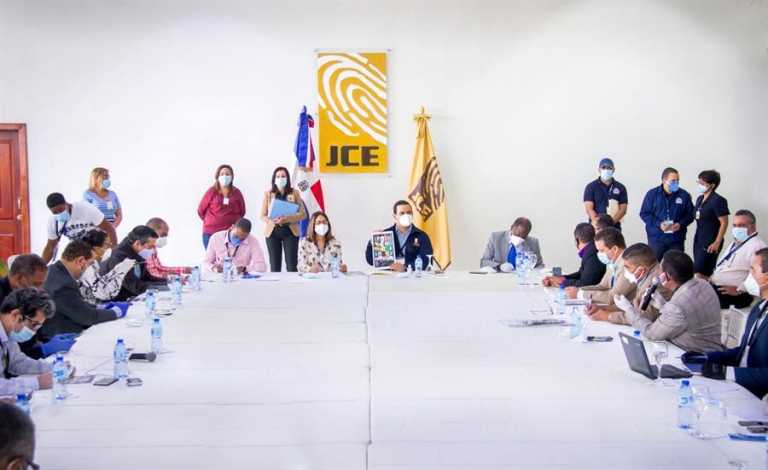 JCE y partidos revisan formatos de boletas para elecciones del 5 de julio 1 JCE y partidos revisan formatos de boletas para elecciones del 5 de julio