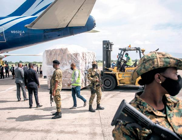 Militares civiles aeropuesto FE