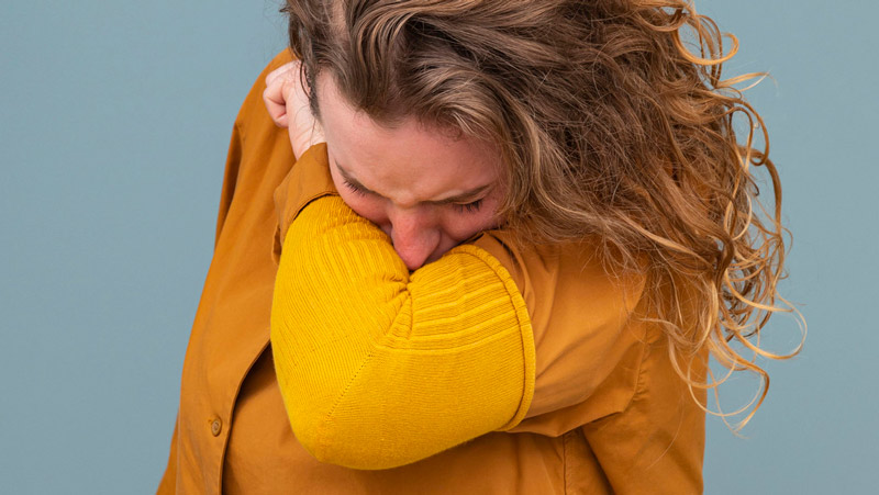 Estudio revela cuánto tardan en evaporarse las gotas de saliva de personas con Coronavirus 1 Mujer estornudo FE