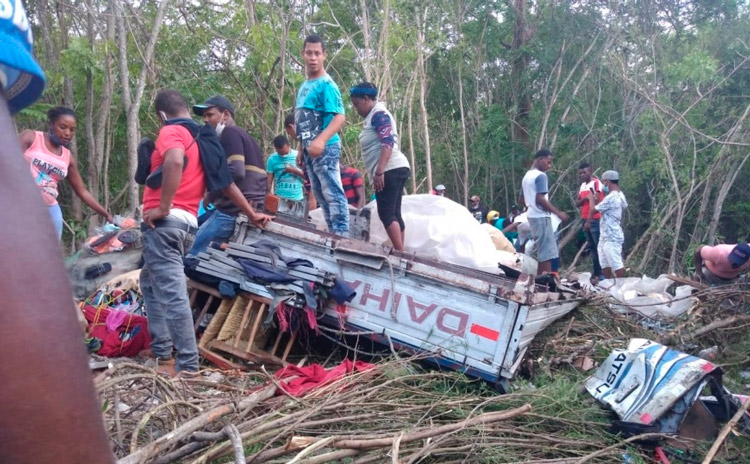 BARAHONA: Cinco muertos y tres heridos deja accidente de camión (vídeo) 5 BARAHONA: Cinco muertos y tres heridos deja accidente de camión (vídeo)