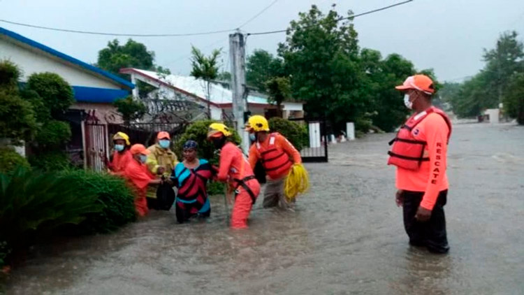 Las autoridades inician evacuaciones en 16 provincias bajo alerta roja y DN