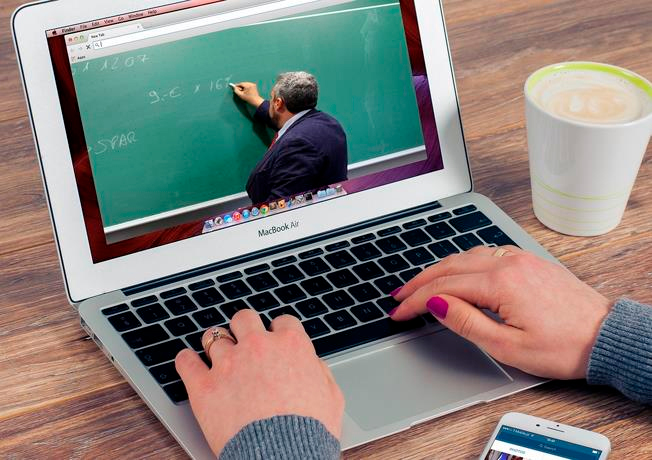 Profesores del programa de inglés por inmersión se quejan por retraso en los pagos