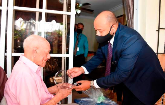 Envejeciente de 102 años recibe reconocimiento por 36 años de servicio en el Estado dominicano