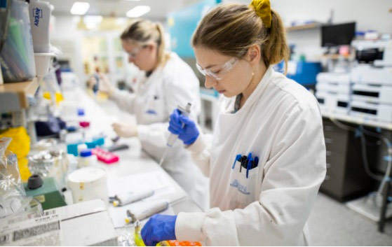 RD registra 576 nuevos contagios y 11 muertes por COVID-19 en 24 horas 1 Laboratorio analisis FE