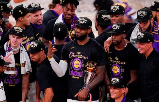 James y Lakers ganan el título del COVID-19 en memoria de Kobe Bryant