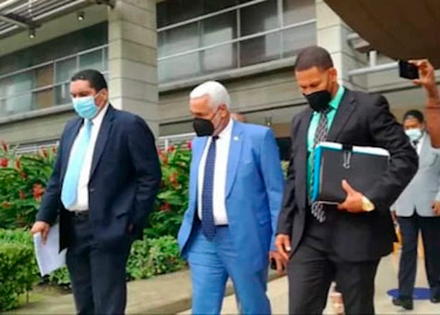 Radhames Camacho saliendo Procuraduria FE