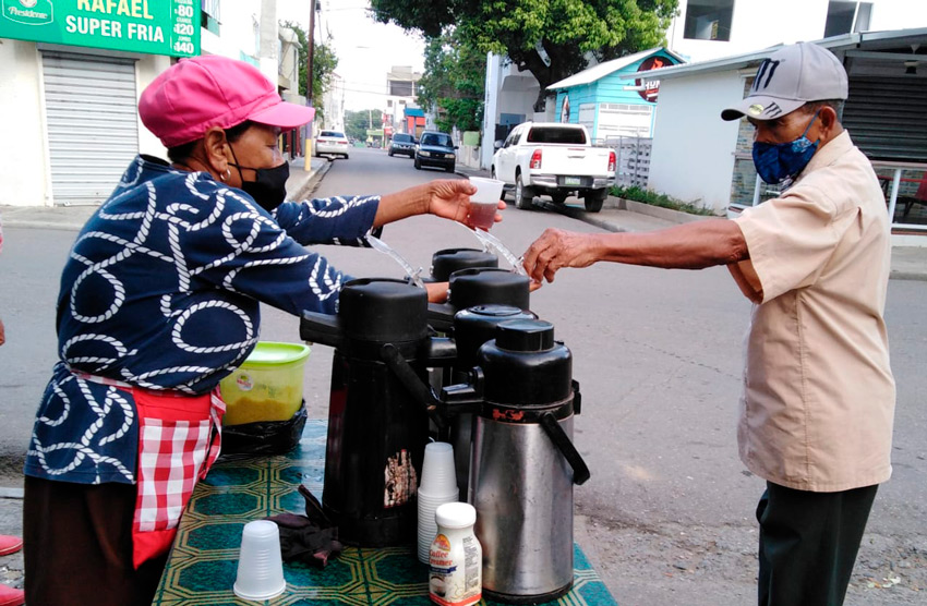Isabel Clime vendiendo cafe Gengo FE