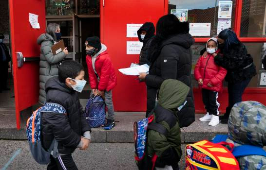Escuelas de EEUU suspenden y reanudan clases presenciales