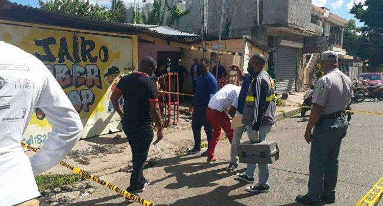 Investigan triple asesinato FE