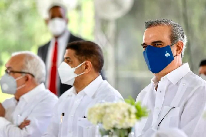 Gobierno firma acuerdo para reducir el precio del pollo 1 Luis Abinader precio FE
