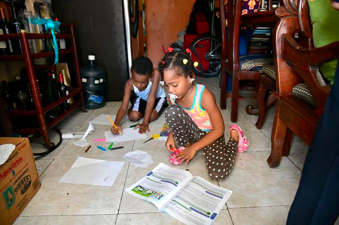 Como sigue la pandemia, los alumnos vuelven mañana a la docencia virtual 1 Nino estudiando FE