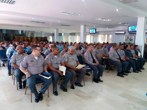 Anuncian aumento de salario a los policías de hasta un 40%