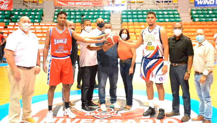 César Saint-Hilare y Charlie Rodríguez fueron reconocidos este domingo en el baloncesto superior de Santiago 2 César Saint-Hilare y Charlie Rodríguez fueron reconocidos este domingo en el baloncesto superior de Santiago