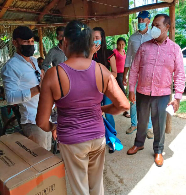 Antonio Marte entrega electrodoméstico a personas de bajos recursos económicos