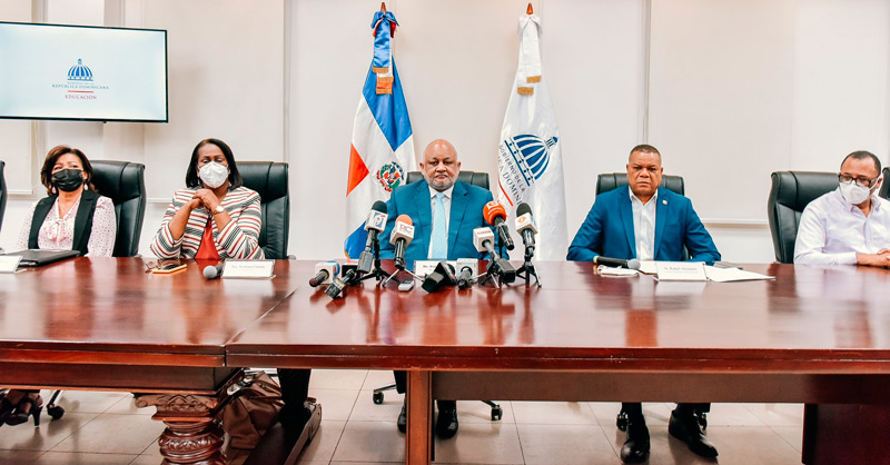 Ministerio de Educación anuncia Concurso para Docentes 2 Roberto Fulcar ministro concurso 2 FE