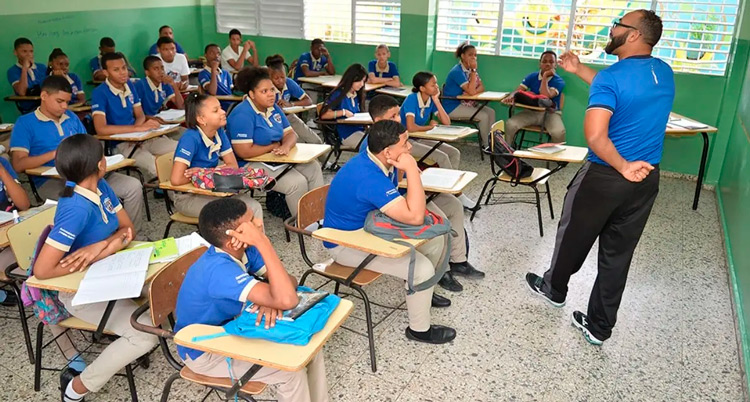 Entregan en agosto uniformes escuelas