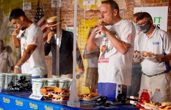 Se come 76 perritos calientes en diez minutos para fijar un nuevo récord