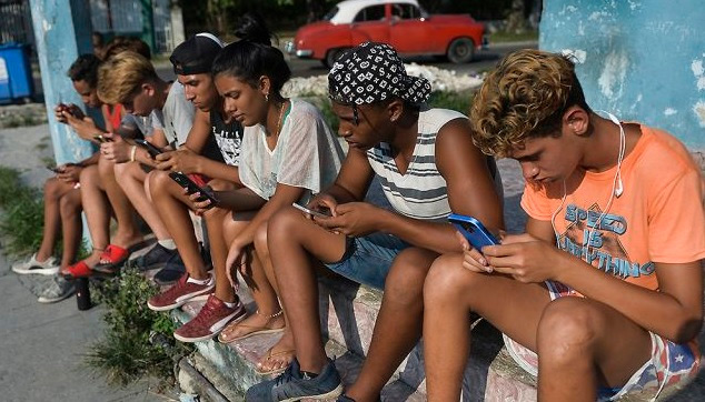 Cuba aprueba una polémica ley para impedir mensajes en la red