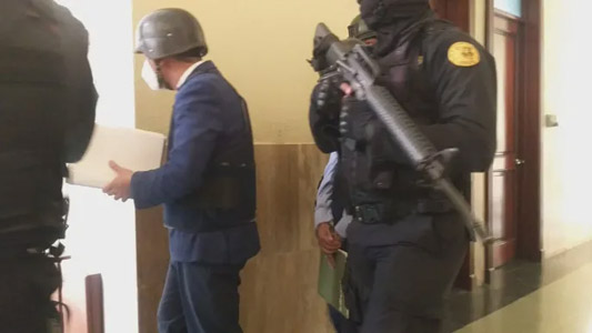 Alexis Medina llega al tribunal para revisión de su medida de coerción