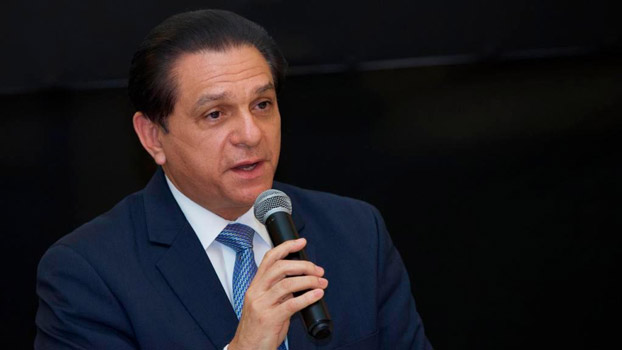 Ministro Salud destaca baja positividad de covid y anuncia pruebas masivas