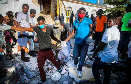 Sube a 2,248 el número de muertos por el terremoto en Haití 3 Sube a 2,248 el número de muertos por el terremoto en Haití