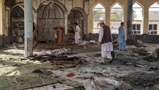 Funeral masivo tras el atentado del EI en Afganistán con al menos 80 muertos