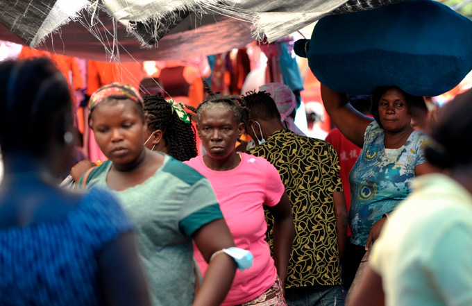 Haitianos sin mascarillas se apiñan en el mercado fronterizo