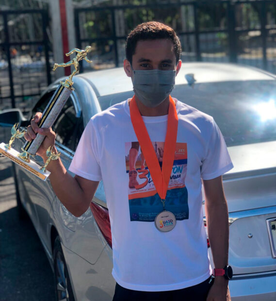 TrotadoreSR participan maratón UASD – Santiago (CURSA) 3 Javier Almonte Espinal con el trofeo del 2do lugar