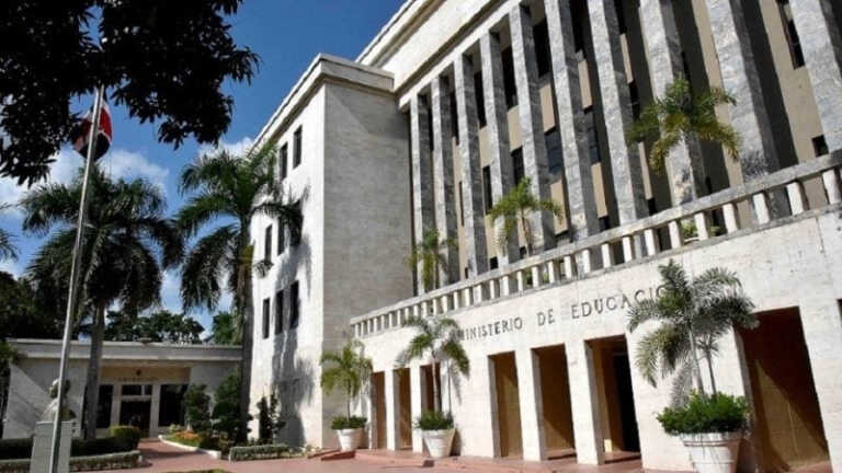 Auditoría CC revela irregularidad millonaria en Ministerio Educación